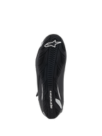 Alpinestars Stella Faster-4 køresko til kvinder, set nedefra, sort gummisål med tekstureret greb, hvidt Alpinestars-logo og branding, ergonomisk design for trækkraft og støtte
