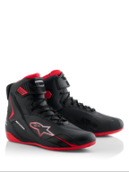 Alpinestars Honda Faster-4 sko, motorcykelkøresko, sort og rød, strømlinet high-top design med snørelukning og ankelrem, røde såler, Alpinestars- og Honda-branding