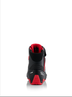 Alpinestars Honda Faster-4 sko, motorcykelsko, sort og rød, set bagfra med hvidt Honda-logo og rød TPU-hælkappe, polstret krave med rødt mesh-for, refleksdetaljer for sikkerhed