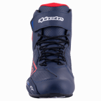 Alpinestars Austin Riding Shoe, set forfra, Night Navy og Bright Red, med sorte snørebånd, en velcro-ankelrem med hvidt logo og perforeret mikrofiberkonstruktion.