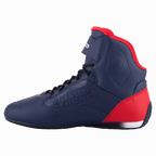 Alpinestars Austin Riding Shoe, Night Navy og Bright Red, profilvisning der viser den mørkeblå mikrofiber-overdel med røde detaljer på hæl og krave, sorte snørebånd, 'Alpinestars Protects' præget branding, high-top motorcykelfodtøj