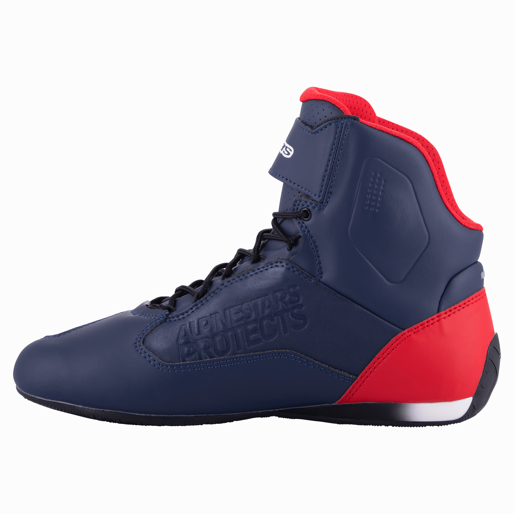 Alpinestars Austin Riding Shoe, Night Navy og Bright Red, profilvisning der viser den mørkeblå mikrofiber-overdel med røde detaljer på hæl og krave, sorte snørebånd, 'Alpinestars Protects' præget branding, high-top motorcykelfodtøj