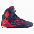 Alpinestars Austin Riding Shoe, motorcykelsneaker i høj model, mørkeblå og klar rød, med MM93 nummer 93-grafik, snørelukning med velcrorem, sporty racing-inspireret design med mikrofiberkonstruktion