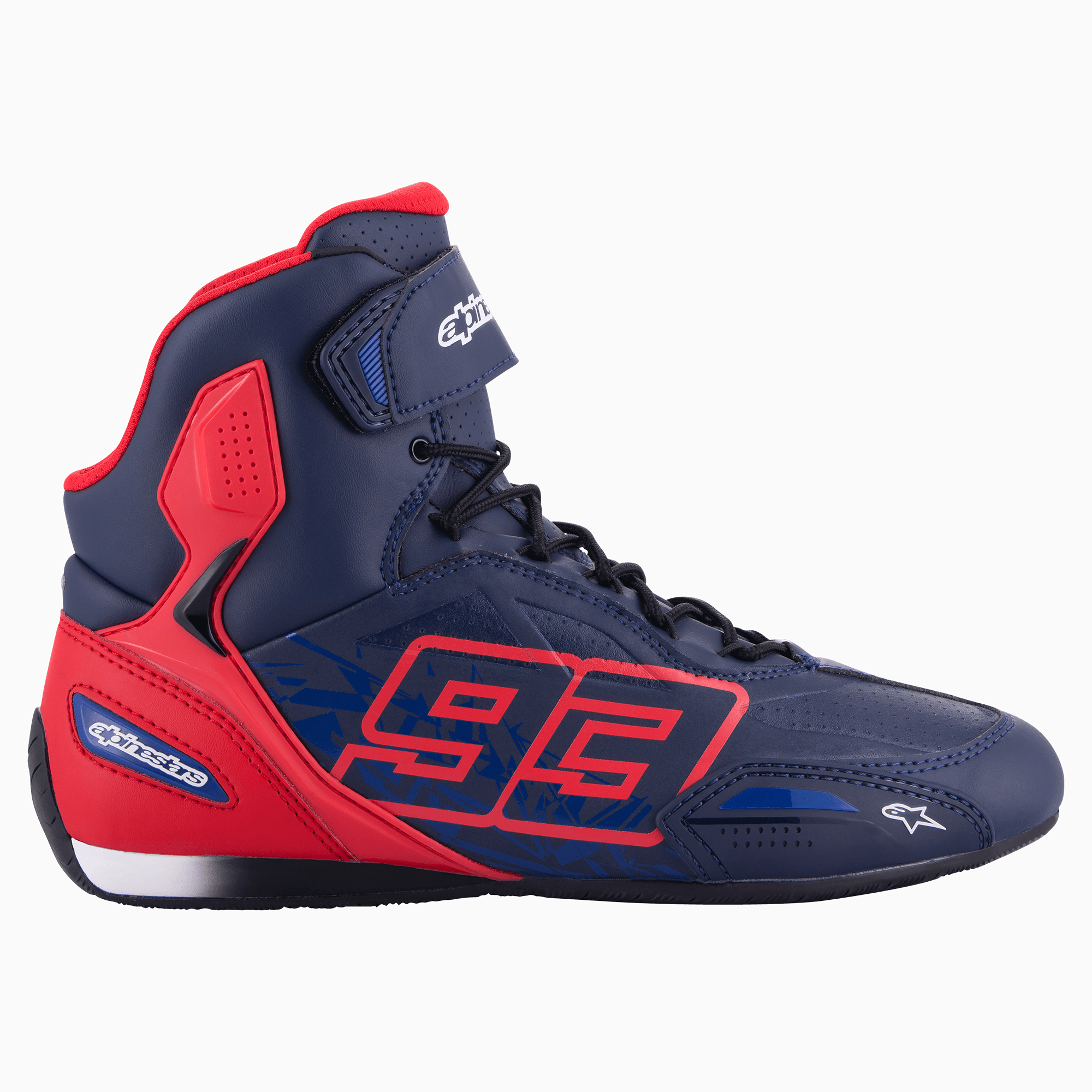Alpinestars Austin Riding Shoe, motorcykelsneaker i høj model, mørkeblå og klar rød, med MM93 nummer 93-grafik, snørelukning med velcrorem, sporty racing-inspireret design med mikrofiberkonstruktion