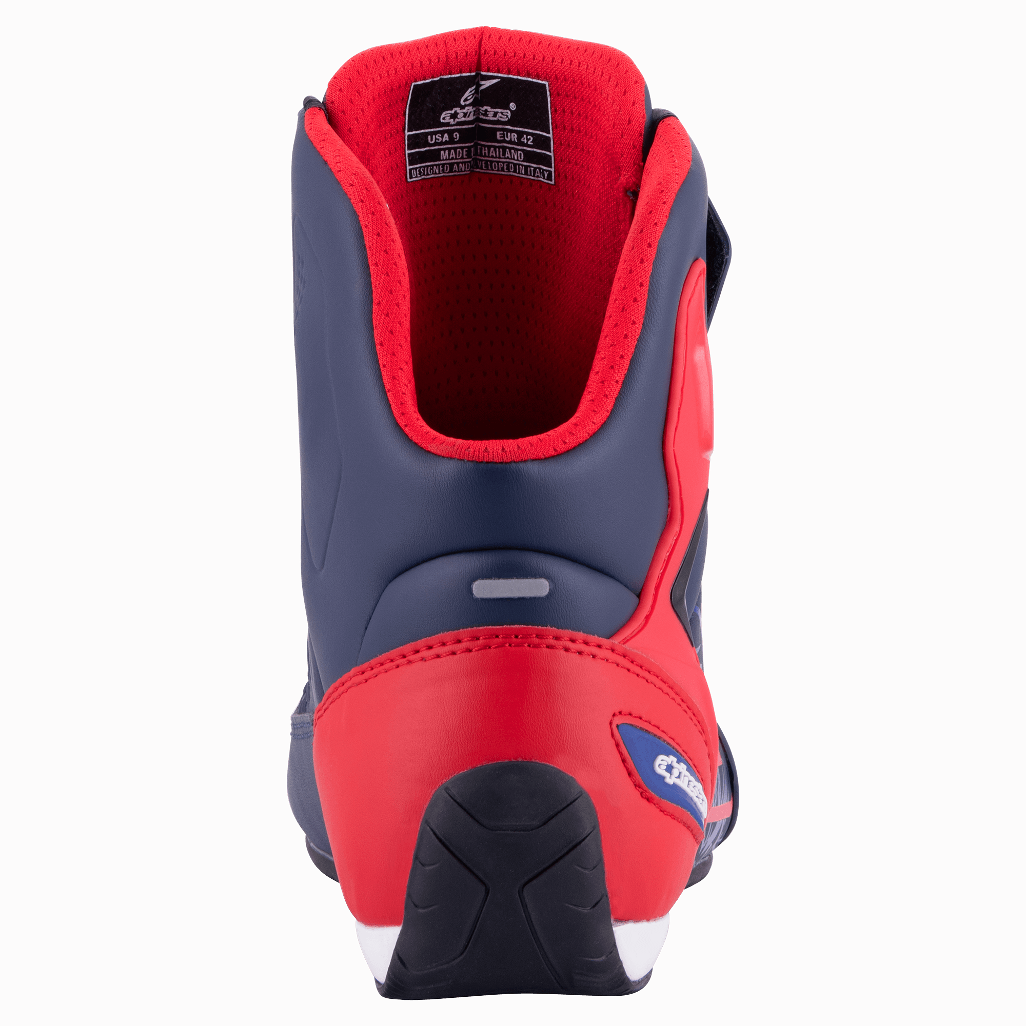 Alpinestars Austin Riding Shoe, mørkeblå og rød, set bagfra med forstærket TPU-hælkappe, rødt mesh-for og tekstureret gummiydersål, sporty motorcykelfodtøj