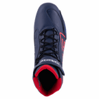 Alpinestars Austin Riding Shoe, Night Navy og Bright Red, set fra oven, sorte snørebånd, rødt mesh-inderfor og mørkeblå mikrofiber-chassis med røde logo-detaljer