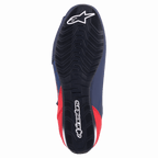 Alpinestars Austin køresko, Night Navy og Bright Red, set nedefra, sort gummiydersål med tekstureret bølget greb og hvidt Alpinestars-logo