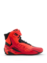Alpinestars MM93 Faster-4 sko, motorcykelsko, Red Fluo Bright Red og sort, profilvisning fra siden, med markant 93 Marc Marquez-branding, snørelukning med velcro-ankelrem og beskyttende TPR-detaljer.
