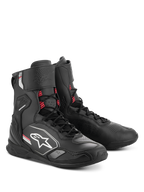 Alpinestars Superfaster sko, motorcykel køresko, sort, grå og rød, høj profil med integreret skinnebens- og ankelbeskyttelse, speed lace-system, strømlinet atletisk design med Alpinestars-logo