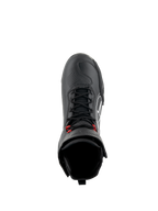 Alpinestars Superfaster sko, sort/grå/rød motorcykelsko, set oppefra med sorte speed laces og røde detaljer, forstærket tåboks og høj ankelkrave, teknisk fodtøj til landevejs- og sportskørsel