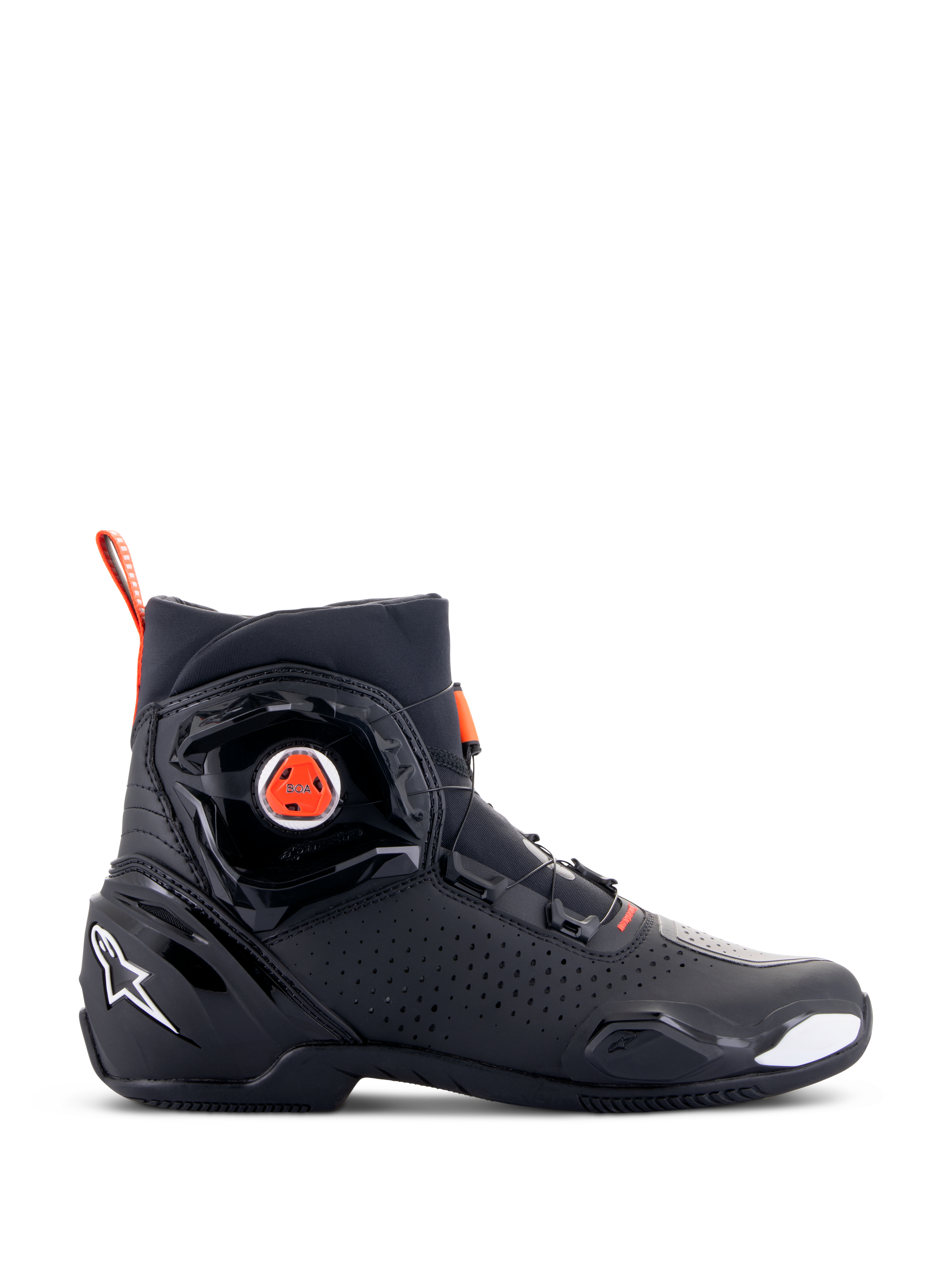 Alpinestars SP-2 køresko, sportsmotorcykelfodtøj, sort med røde fluo-detaljer, sidevisning med BOA-hurtiglukkesystem, perforerede mikrofiberpaneler for luftgennemstrømning, hvidt Alpinestars-logo på hælen og et strømlinet, moderne design med mat og blank finish