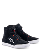 Alpinestars Chrome-sko, motorcykelkøresko, sort og Cool Gray med røde fluo-detaljer, high-top-silhuet, overdel i splitruskind med hvid gummisål, hvidt sidelogo og hurtig elastisk lukning, afslappet urban streetwear-stil