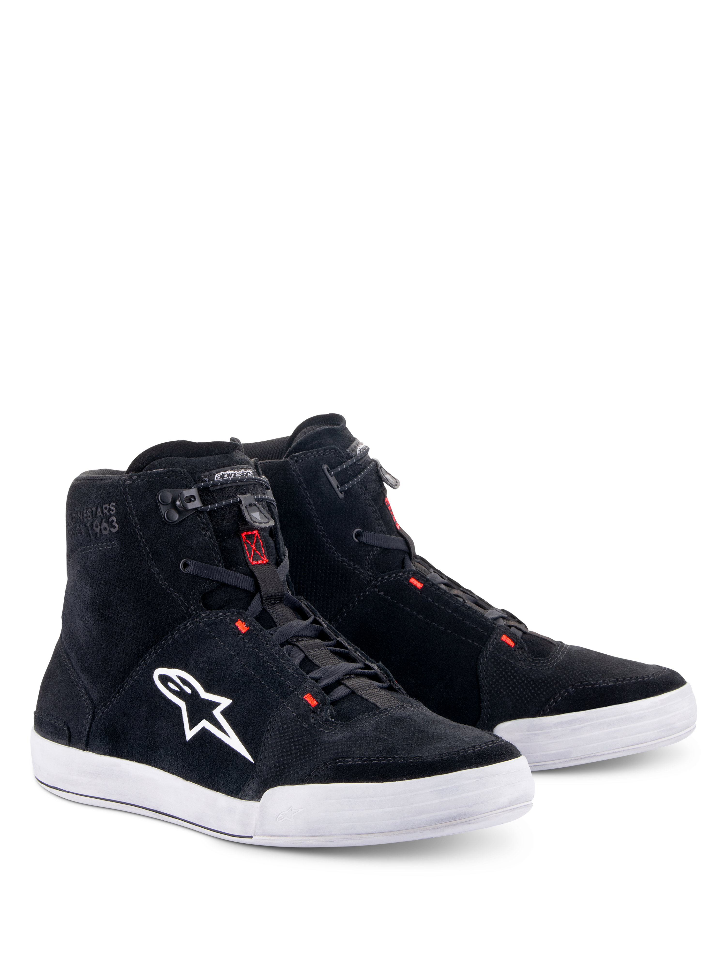 Alpinestars Chrome-sko, motorcykelkøresko, sort og Cool Gray med røde fluo-detaljer, high-top-silhuet, overdel i splitruskind med hvid gummisål, hvidt sidelogo og hurtig elastisk lukning, afslappet urban streetwear-stil