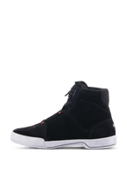 Alpinestars Chrome sko, motorcykel køresko, sort og Cool Gray med rød fluo, sideprofil med split ruskindskonstruktion og hvid gummisål, afslappet sneaker-silhuet til bykørsel