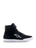 Alpinestars Chrome sko, urbane køresko, sort og hvid med rød fluo-detaljer, sideprofil med konstruktion i split-ruskind, stort hvidt A-star logo, hvid gummi-cupsål og afslappet sneaker-inspireret silhuet til motorcykelpendling