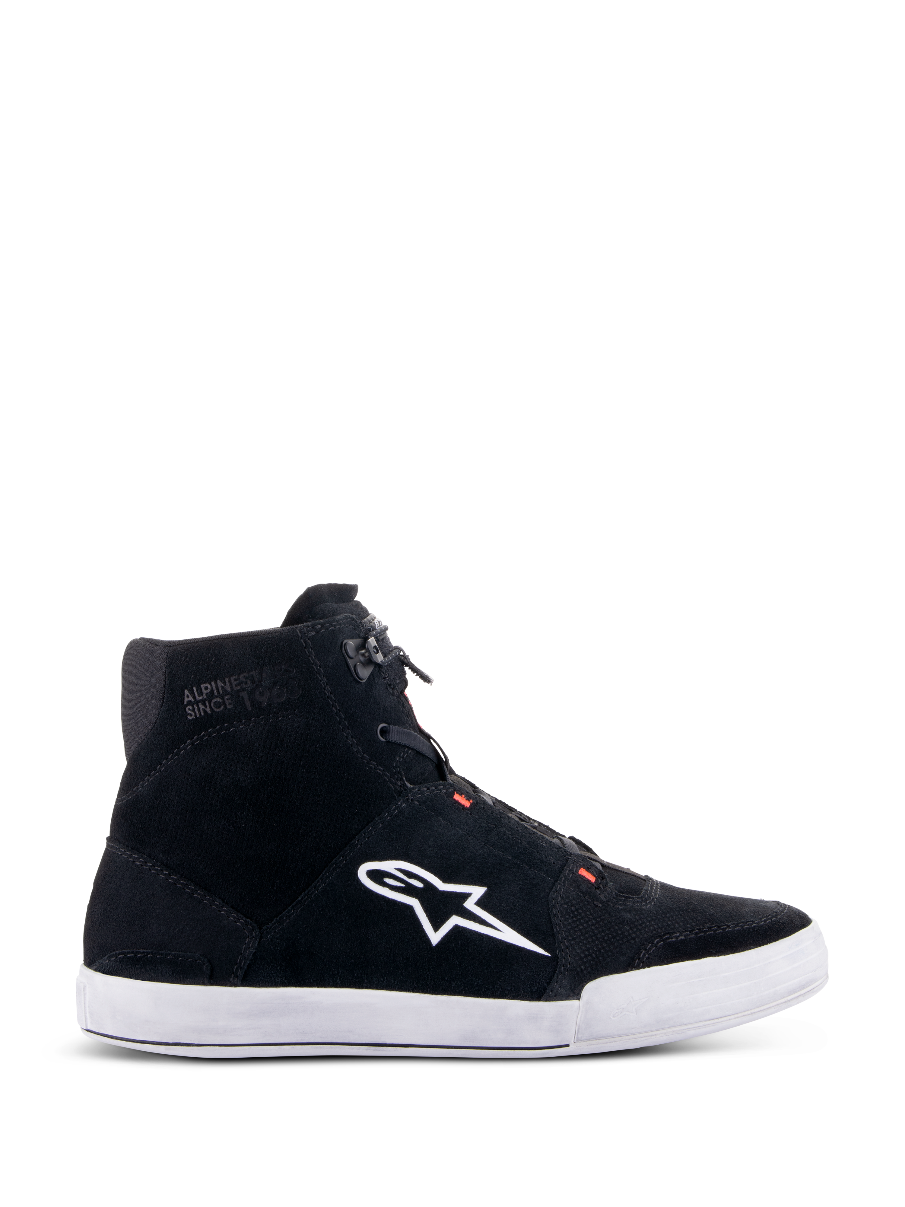 Alpinestars Chrome sko, urbane køresko, sort og hvid med rød fluo-detaljer, sideprofil med konstruktion i split-ruskind, stort hvidt A-star logo, hvid gummi-cupsål og afslappet sneaker-inspireret silhuet til motorcykelpendling