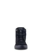 Alpinestars Chrome køresko, urbant motorcykelfodtøj, sort i sort, set forfra med high-top silhuet, materiale i delt ruskind med elastisk lukning øverst og sorte snørebånd, afslappet streetwear-design