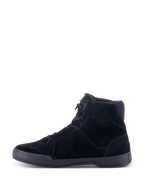 Alpinestars Chrome sko, urbane motorcykel-køresko, sort sort, sideprofil der viser overdel i split-ruskind og flad gummisål, høj silhuet med afslappet streetwear-stil.