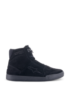 Alpinestars Chrome-sko, urbane motorcykel-køresko, sort/sort, high-top sneaker-silhuet i delt ruskind, med stjerne-logo på siden og 'Since 1963'-tekst på anklen, afslappet streetwear-design med flad gummisål