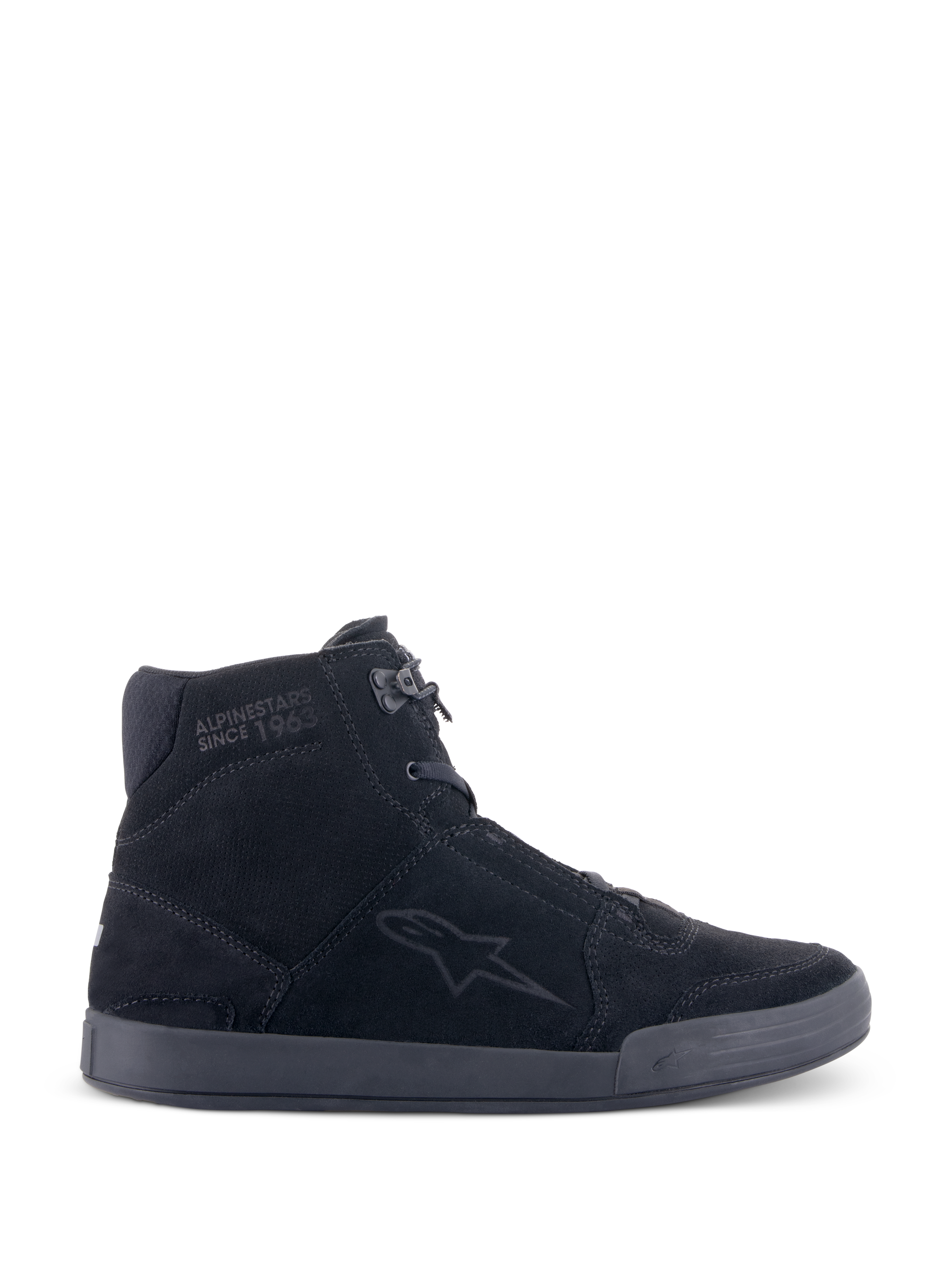 Alpinestars Chrome-sko, urbane motorcykel-køresko, sort/sort, high-top sneaker-silhuet i delt ruskind, med stjerne-logo på siden og 'Since 1963'-tekst på anklen, afslappet streetwear-design med flad gummisål