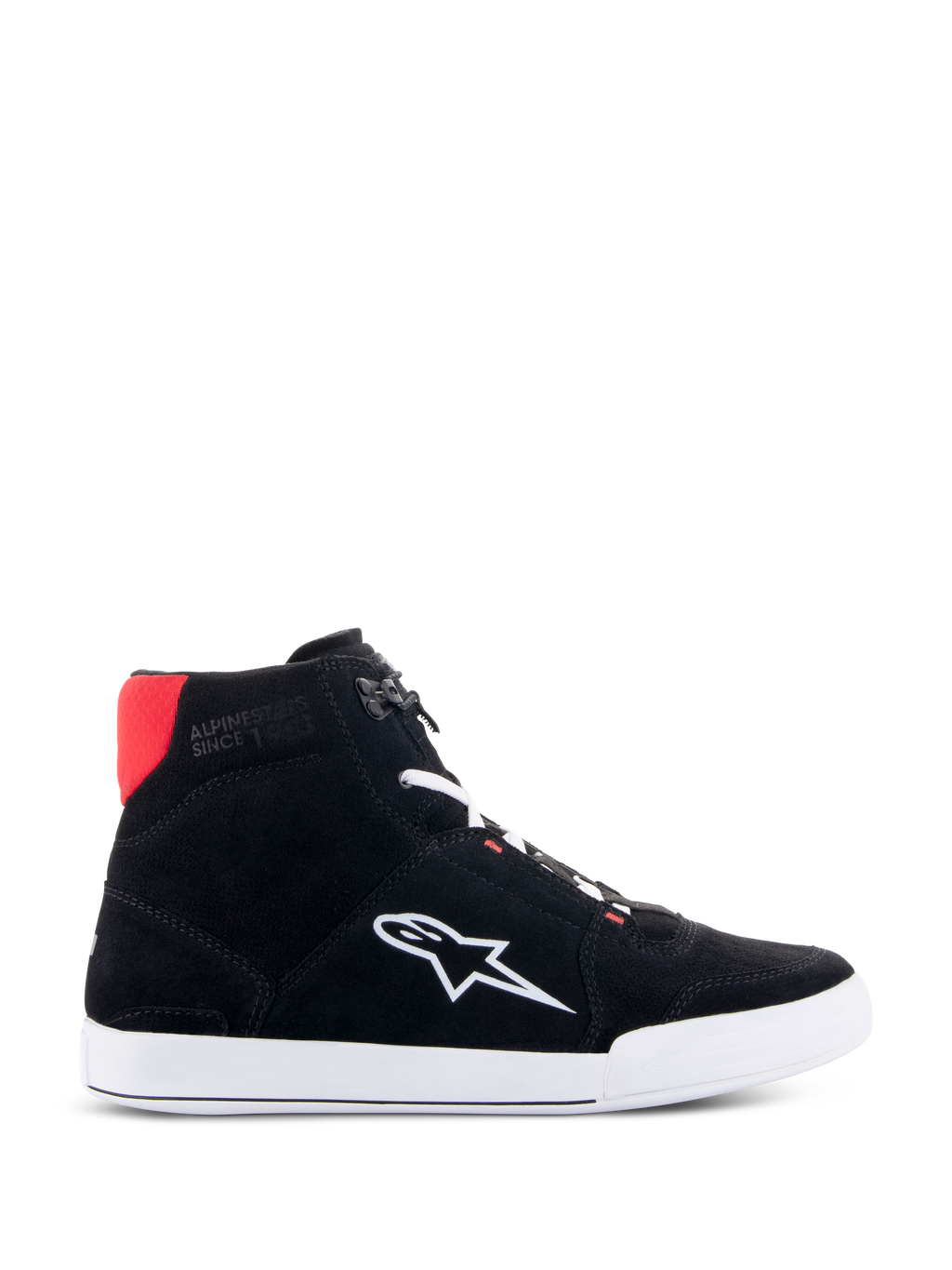 Alpinestars Chrome køresko i sort, hvid og klar rød, urban casual high-top motorcykelsko med overdel i sort delt ruskind, hvidt Astars-logo på siden, hvid sål og klar rød detalje på hælkraven
