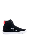 Alpinestars Chrome køresko i sort, hvid og klar rød, urban casual high-top motorcykelsko med overdel i sort delt ruskind, hvidt Astars-logo på siden, hvid sål og klar rød detalje på hælkraven