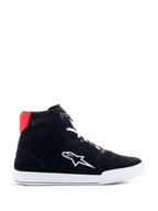 Alpinestars Chrome køresko i sort, hvid og klar rød, urban casual high-top motorcykelsko med overdel i sort delt ruskind, hvidt Astars-logo på siden, hvid sål og klar rød detalje på hælkraven