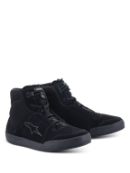 Alpinestars Chrome Air Shoe, motorcykel-køresko, sort, trekvart set forfra, overdel i delt ruskind og mesh med Alpinestars-logo på siden, urbant high-top sneaker-design til vejbrug