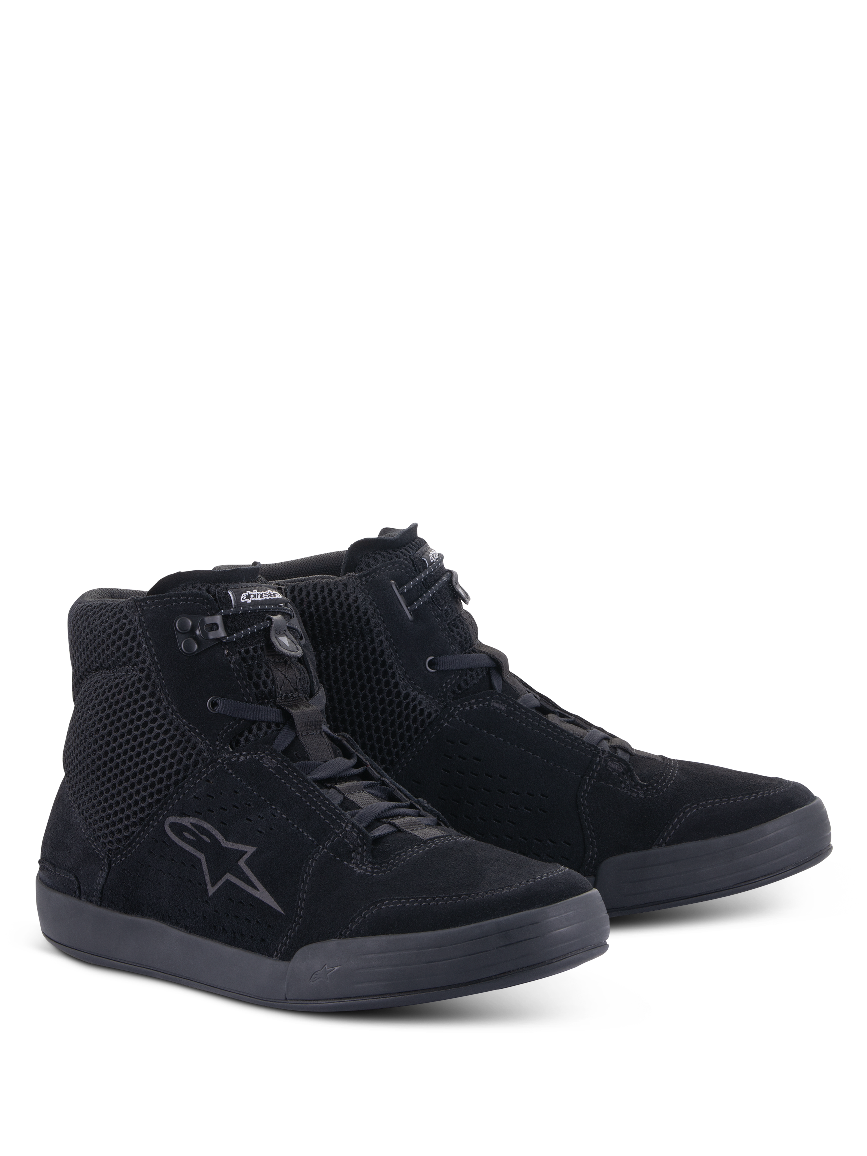 Alpinestars Chrome Air Shoe, motorcykel-køresko, sort, trekvart set forfra, overdel i delt ruskind og mesh med Alpinestars-logo på siden, urbant high-top sneaker-design til vejbrug