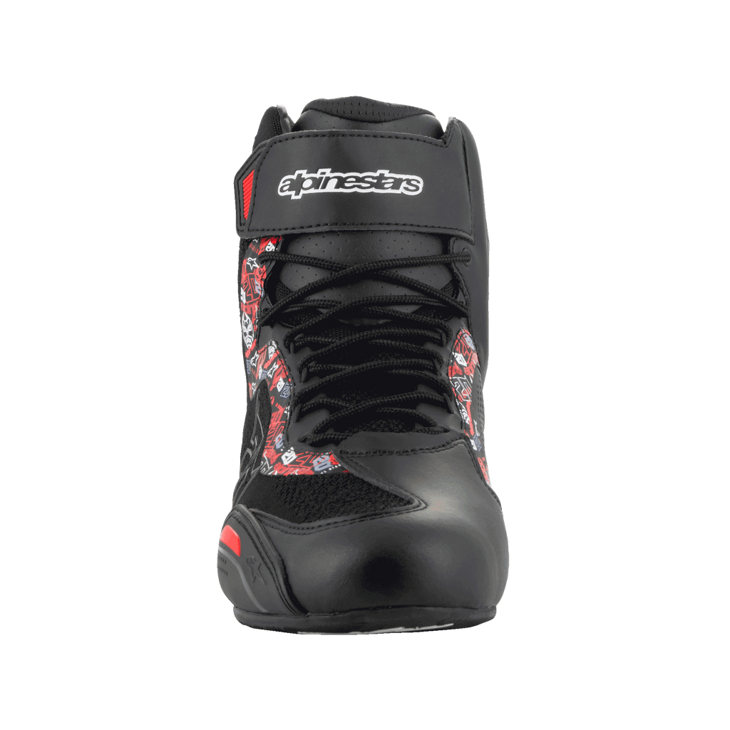 Alpinestars FQ20 Faster-3 Rideknit® sko, motorcykel køresko, sort og klar rød, set forfra med snørebåndslukning og velcro-ankelrem med Alpinestars-branding, grafisk print på siderne, slank racer-inspireret profil