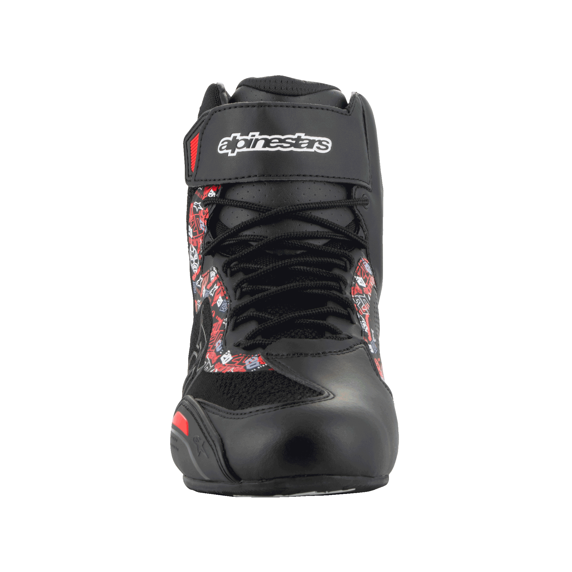 Alpinestars FQ20 Faster-3 Rideknit® sko, motorcykel køresko, sort og klar rød, set forfra med snørebåndslukning og velcro-ankelrem med Alpinestars-branding, grafisk print på siderne, slank racer-inspireret profil