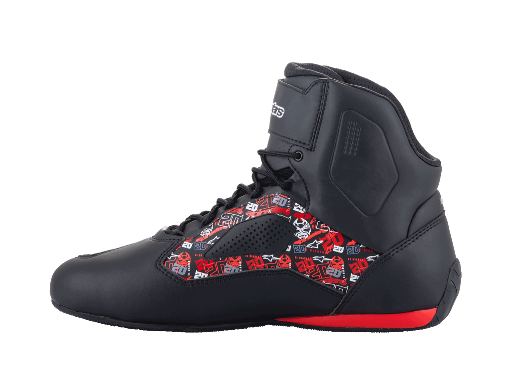 Alpinestars FQ20 Faster-3 Rideknit® sko, motorcykel-køresko, sort med rød og hvid Fabio Quartararo-grafik, high-top design med snørebånd og ankelrem, rød hældetalje, set fra siden