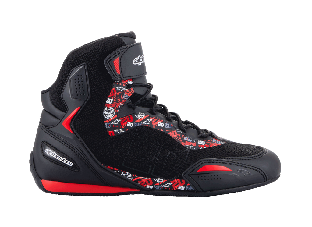 Alpinestars FQ20 Faster-3 Rideknit-sko, sorte high-top motorcykelsko med klare røde og hvide grafikker, Fabio Quartararo-logoer og mønstre, strikket mesh-overdel med snørebånd og ankelrem, sporty gummisål med røde accenter, strømlinet racerinspireret design
