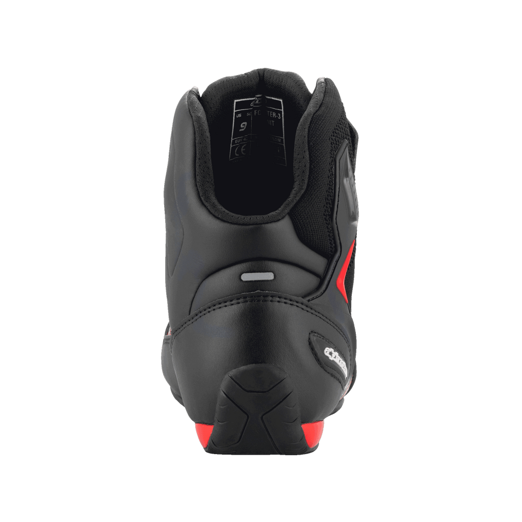 Alpinestars FQ20 Faster-3 Rideknit® sko, sort og stærk rød, set bagfra der fremhæver den konturerede hælkappe, refleksstribe og polstret ankelkrave, teknisk motorcykelfodtøj