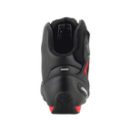 Alpinestars FQ20 Faster-3 Rideknit® sko, sort og stærk rød, set bagfra der fremhæver den konturerede hælkappe, refleksstribe og polstret ankelkrave, teknisk motorcykelfodtøj