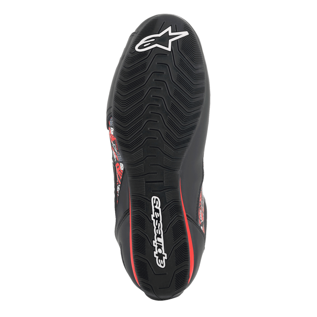 Alpinestars FQ20 Faster-3 Rideknit® sko, undersiden af den teksturerede gummisål, sort med hvide Alpinestars-logoer og røde detaljer, designet til greb og stabilitet på motorcyklens betjeningselementer