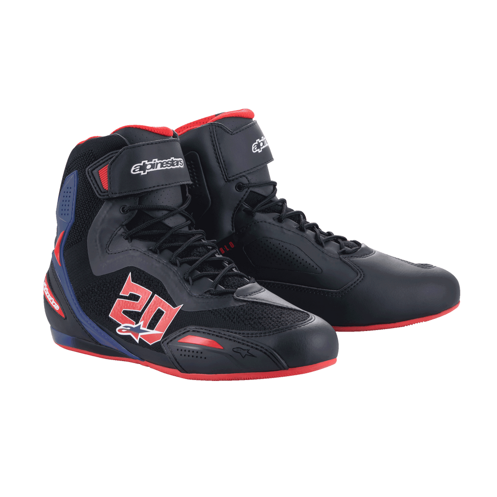 Alpinestars FQ20 Faster-3 Rideknit® sko, motorcykel køresko, sort med klare røde og blå detaljer, markant '20'-grafik på siden, åndbare Rideknit mesh-paneler, snørelukning med velcrostrop, sporty racer-inspireret design