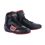 Alpinestars FQ20 Faster-3 Rideknit® sko, motorcykel køresko, sort med klare røde og blå detaljer, markant '20'-grafik på siden, åndbare Rideknit mesh-paneler, snørelukning med velcrostrop, sporty racer-inspireret design