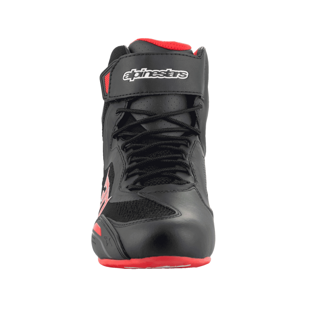 Alpinestars FQ20 Faster-3 Rideknit® sko, motorcykel-køresko, sort og klar rød, set forfra med snørelukning og velcrostrop øverst med Alpinestars-branding, teknisk mikrofiber og åndbar strikkonstruktion.