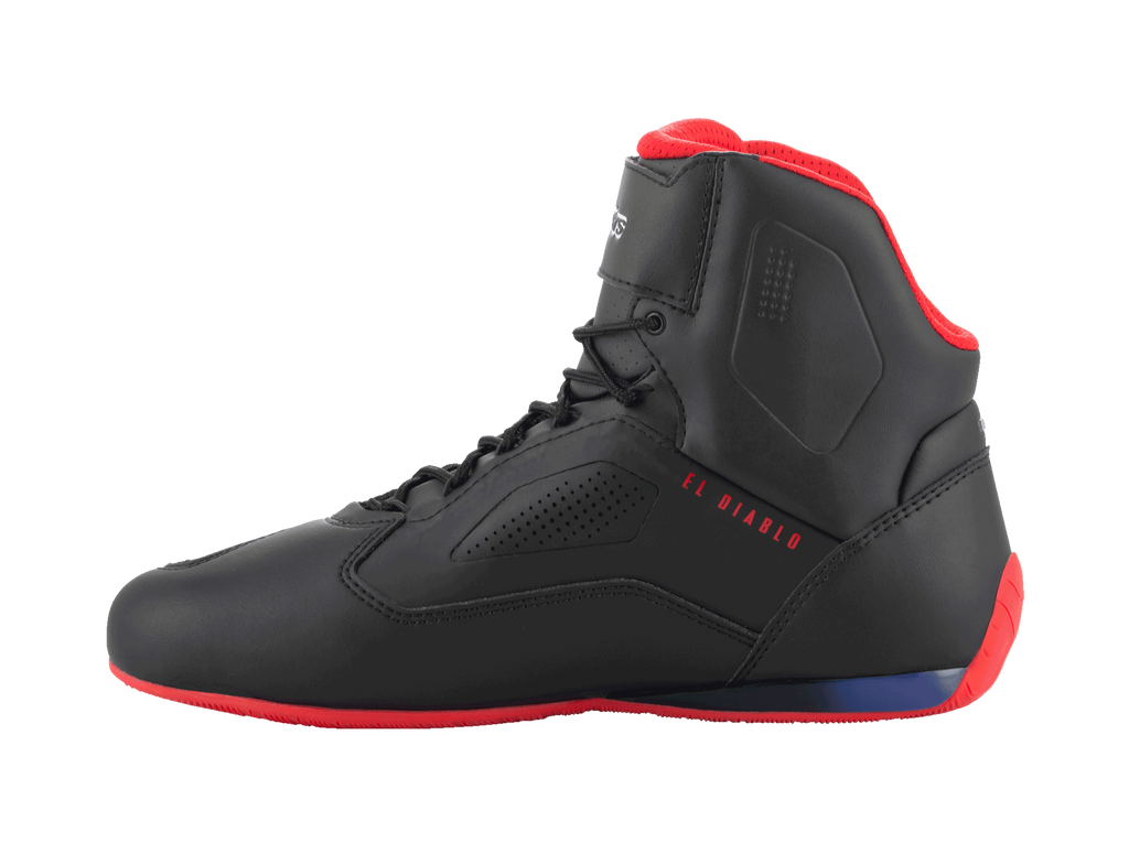 Alpinestars FQ20 Faster-3 Rideknit® sko, motorcykel køresko, sort, klar rød og blå, sideprofil med 'EL DIABLO' tekst i rød, rød sål og kraveforing, åndbar mesh- og mikrofiberkonstruktion med perforerede sidepaneler.