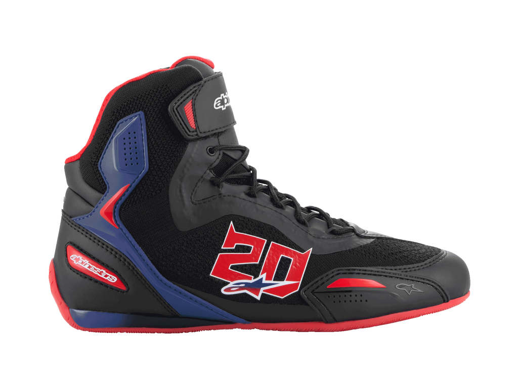 Alpinestars FQ20 Faster-3 Rideknit sko, sorte high-top motorcykel-køresko med klare røde og blå detaljer, stort rødt 20-tal på siden, rød sål, sorte snørebånd, åndbar Rideknit mesh og syntetisk konstruktion.