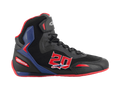 Alpinestars FQ20 Faster-3 Rideknit sko, sorte high-top motorcykel-køresko med klare røde og blå detaljer, stort rødt 20-tal på siden, rød sål, sorte snørebånd, åndbar Rideknit mesh og syntetisk konstruktion.