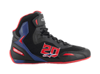 Alpinestars FQ20 Faster-3 Rideknit sko, sorte high-top motorcykel-køresko med klare røde og blå detaljer, stort rødt 20-tal på siden, rød sål, sorte snørebånd, åndbar Rideknit mesh og syntetisk konstruktion.