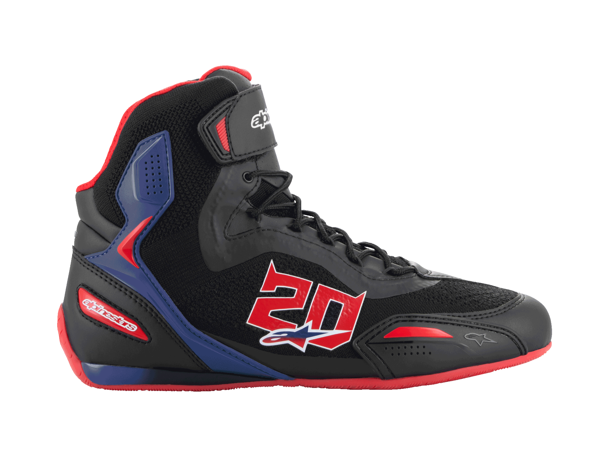 Alpinestars FQ20 Faster-3 Rideknit sko, sorte high-top motorcykel-køresko med klare røde og blå detaljer, stort rødt 20-tal på siden, rød sål, sorte snørebånd, åndbar Rideknit mesh og syntetisk konstruktion.