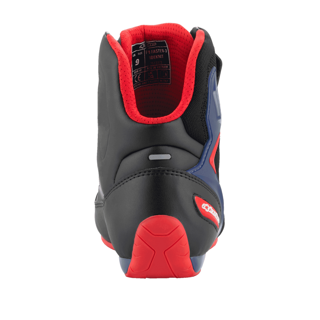 Alpinestars FQ20 Faster-3 Rideknit® sko, motorcykel køresko, sort, rød og blå, set bagfra med rød TPR-hælbeskytter, polstret rødt mesh-for og refleksstribe, sportsligt design til vejkørsel.
