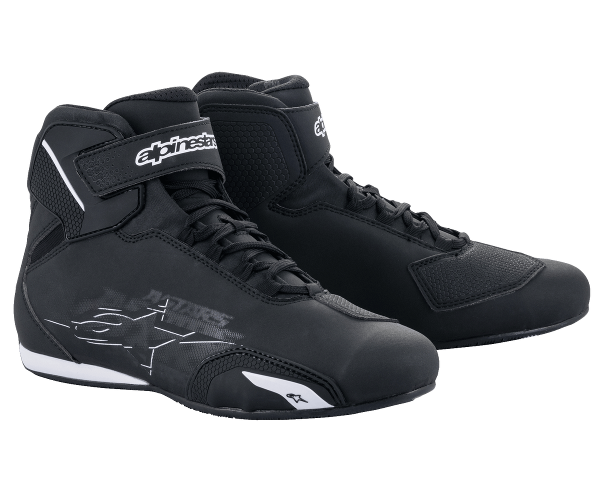 Alpinestars Sektor sko, motorcykelsko, sort og hvid, med hurtigsnøringssystem og ankelstropper med burrebånd, elegant mikrofiber-overdel med beskyttende forstærkninger, højtydende fodtøj til landevejskørsel