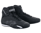 Alpinestars Sektor sko, motorcykelsko, sort og hvid, med hurtigsnøringssystem og ankelstropper med burrebånd, elegant mikrofiber-overdel med beskyttende forstærkninger, højtydende fodtøj til landevejskørsel