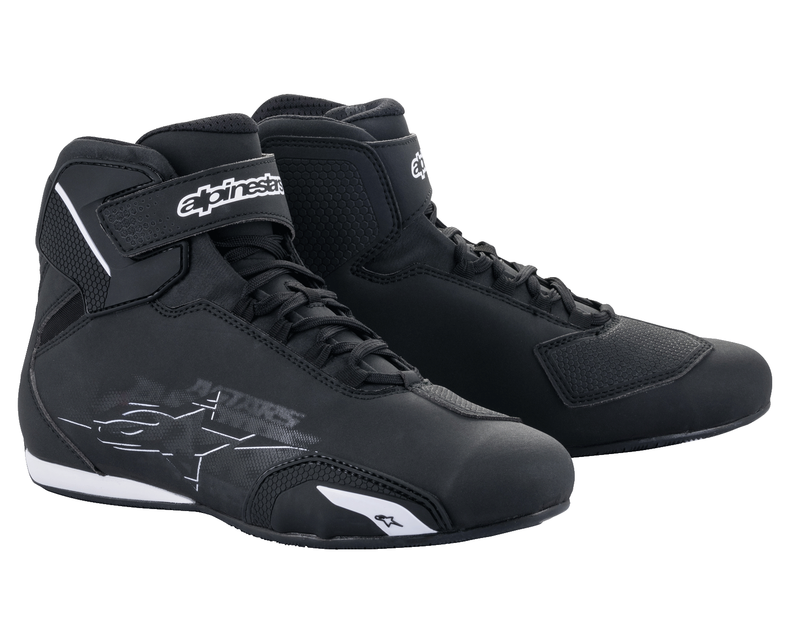 Alpinestars Sektor sko, motorcykelsko, sort og hvid, med hurtigsnøringssystem og ankelstropper med burrebånd, elegant mikrofiber-overdel med beskyttende forstærkninger, højtydende fodtøj til landevejskørsel