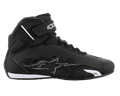 Alpinestars Sektor-sko, motorcykelsko, sort og hvid, sideprofil med letvægts mikrofiber-overdel, hurtigsnøringssystem og ankelstrop med burrebånd og hvid branding, elegant beskyttende design til landevejskørsel