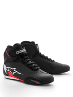 Alpinestars Sektor sko, motorcykelsko, sort, hvid og fluo rød, med en strømlinet mikrofiber-overdel, hurtig-snøresystem med velkrostrop ved anklen og stort hvidt stjernelogo med røde detaljer på siden